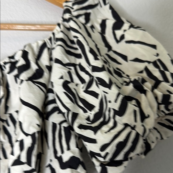 A New Day Black and Cream Ruffled Crop Blouse Size Small - Picture 5 of 13